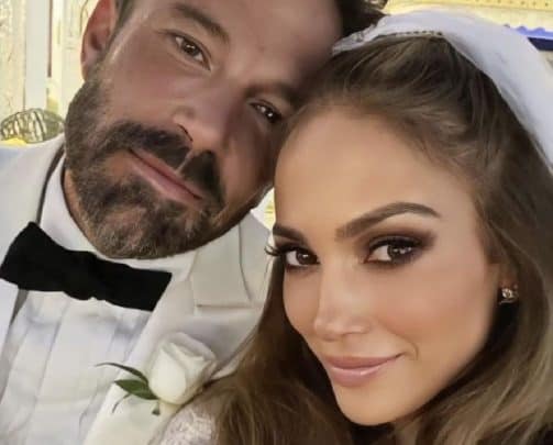 وكأنها لا تصدق أنها تزوجته.. جنيفير لوبيز لا تستطيع أن تفترق عن بن أفليك حتى عند شراء كعك الدونات جنيفير لوبيز وبن أفليك watanserb.com