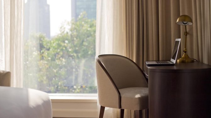 خبير يحذر من الجلوس على كرسي غرفة الفندق ويكشف السبب watanserb.com