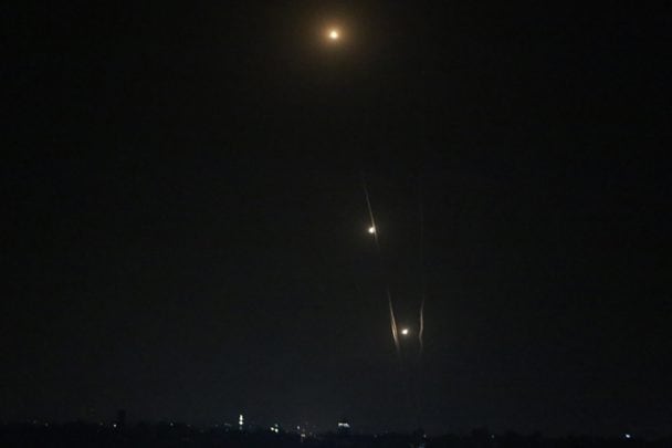 المقاومة الفلسطينية ترد برشقات صاروخية مكثفة وصفارات الإنذار تدوي في إسرائيل (شاهد) رشقات صاروخية مكثفة watanserb.com