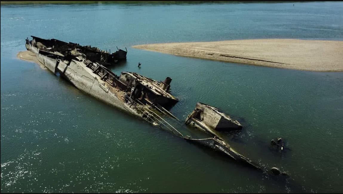 حطام سفينة حربية ألمانية من الحرب العالمية الثانية في نهر الدانوب