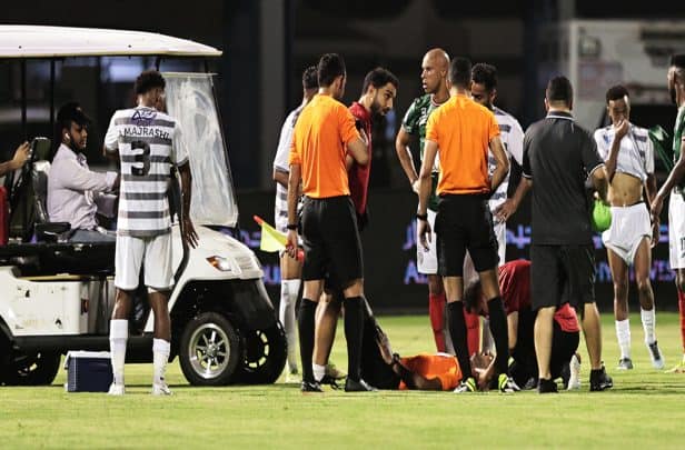 حَكم مباراة يسقط أرضاً بعد فقدان وعيه في الدوري السعودي (فيديو) فقدان وعي حكم مباراة في الدوري السعودي watanserb.com