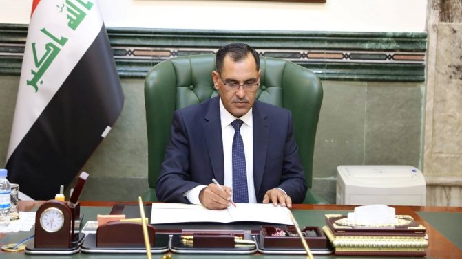 وزير الصناعة العراقي يُقسم بالولاء لرئيس حزبه ويُثير جدلاً (فيديو) صالح الجبوري watanserb.com