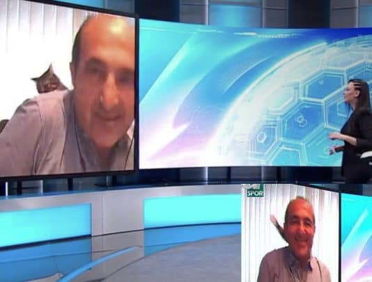 قطة أليفة تصفع معلّقاً رياضياً على الهواء مباشرة ( فيديو) معلق رياضي وصفع قطة أليفة watanserb.com