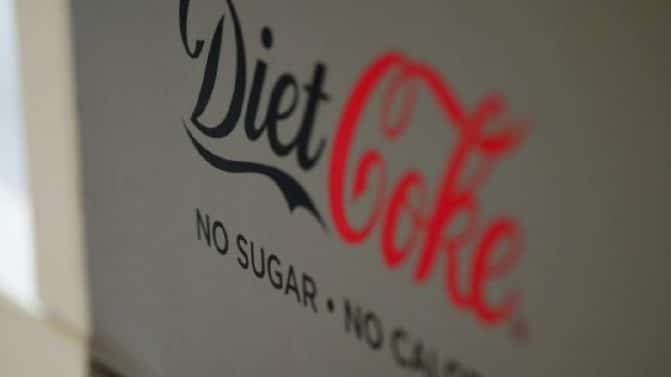 هذا ما يحدث لجسمك إذا شربت كوكا كولا لايت أو دون سكر كل يوم! كوكا كولا لايت دون سكر watanserb.com