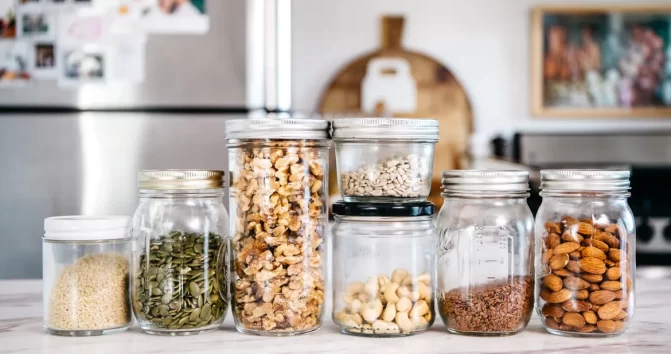 لماذا لا يجب تخزين المكسرات في خزانة المطبخ؟ watanserb.com