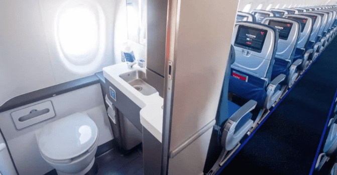 لماذا لا يجب تنظيف الأسنان في حمام الطائرة؟ مضيفة تحذر watanserb.com