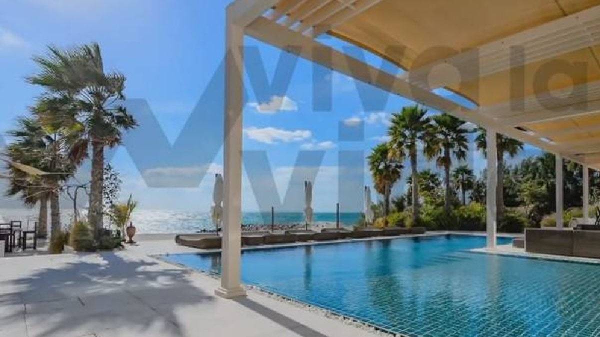 مسبح القصر الذي يعيش فيه خوان كارلوس