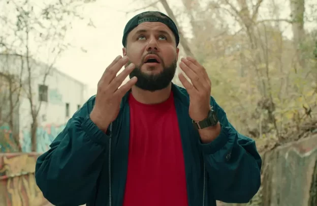 مسلسل "مو عامر"..رحلة لاجئ فلسطيني يسعى إلى الحصول على الجنسية الأميركية watanserb.com