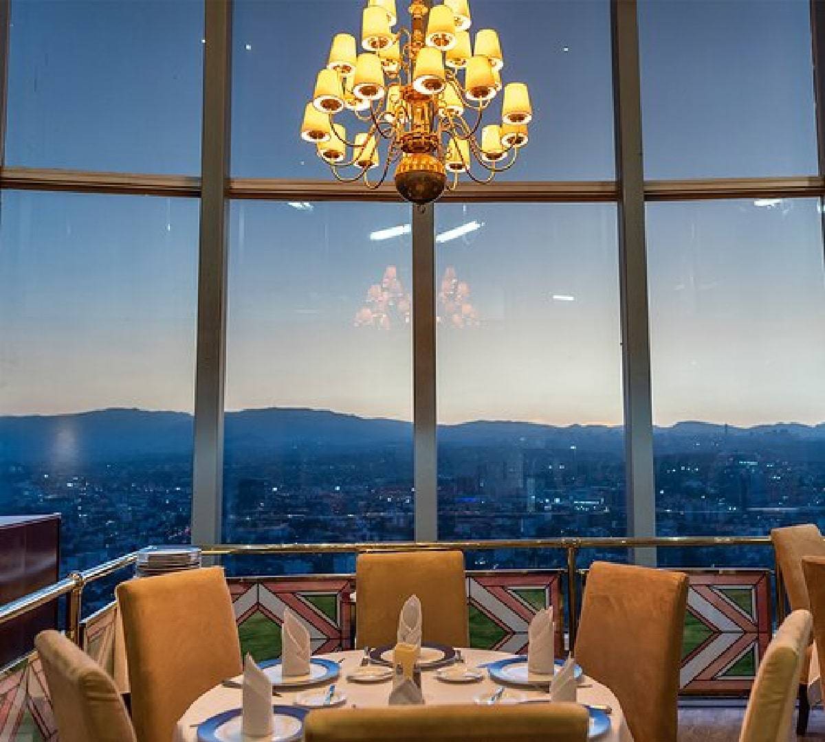 مطعم يقوم بدورة كاملة خلال ساعة ونصف ما يجعلك ترى مناظر طبيعية خلابة من علياءه