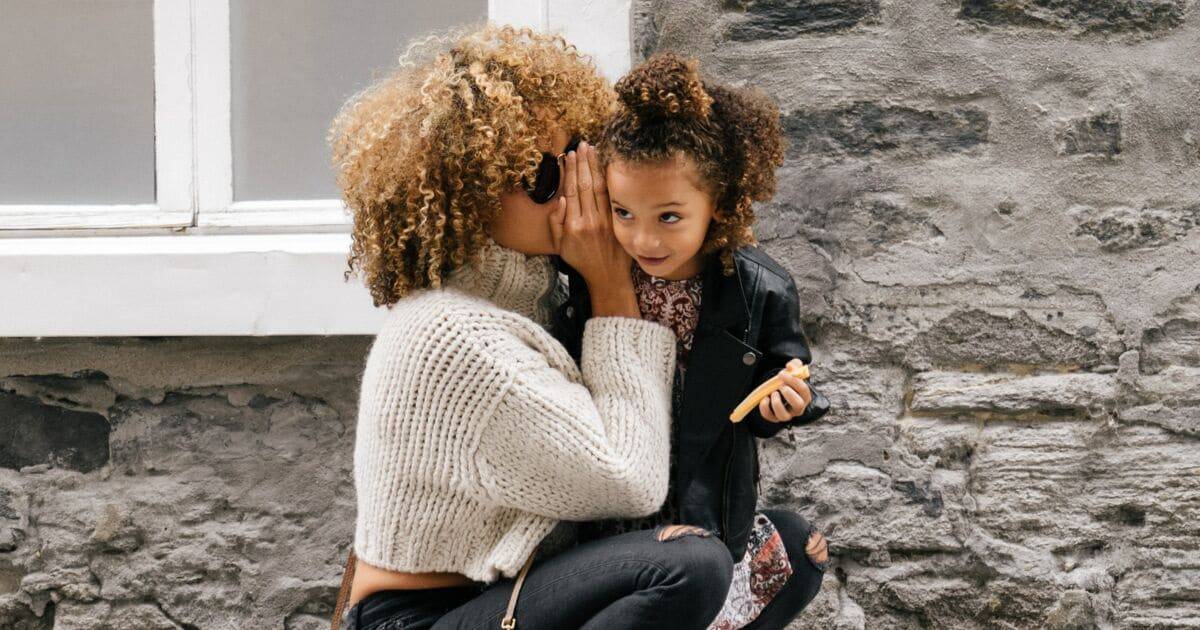 من الجيد التحدث مع طفلك حول ذكرياتك لتنمي من صحته العقلية وتحافظ عليها