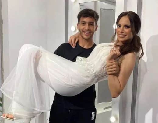 نجل آمال ماهر يحملها بين ذراعيه watanserb.com