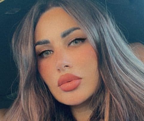 طليقة أحمد الفيشاوي تُخفي جسدها على الشاطئ بعلم المثلية الجنسية.. ماذا تقصد؟ طليقة أحمد الفيشاوي تخفي جسدها بعلم المثلية الجنسية.. ماذا تقصد؟ watanserb.com