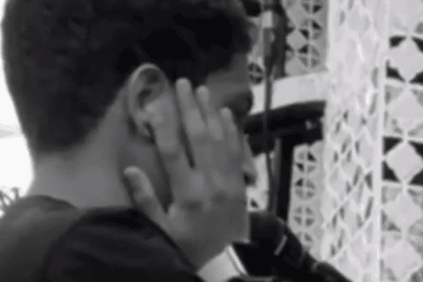 شاب يبكي في أذان الوداع watanserb.com