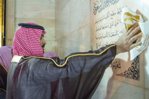 محمد بن سلمان يغسل الكعبة watanserb.com