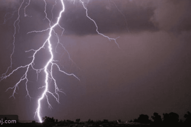 مواطن سعودي ينجو من صاعقة watanserb.com