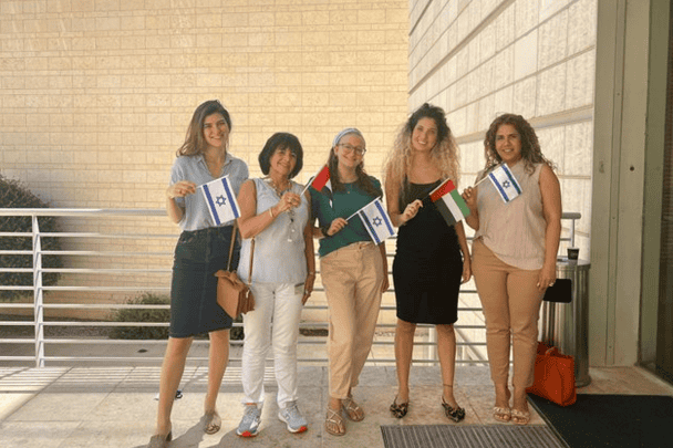 تحية من تل أبيب للمرأة الإماراتية watanserb.com