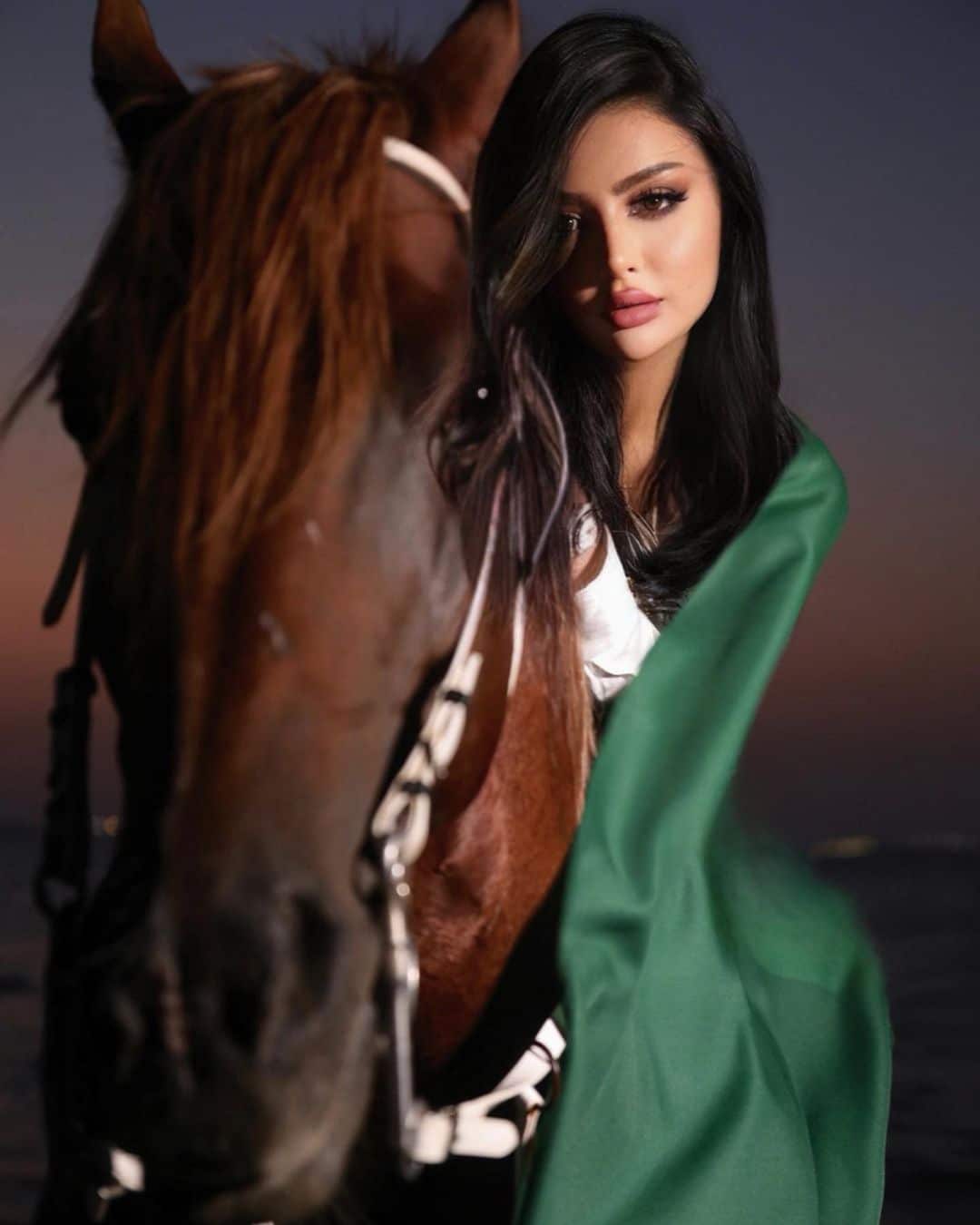 مروج الرحيلي تمتطي مهرة وتحتفل باليوم الوطني السعودي