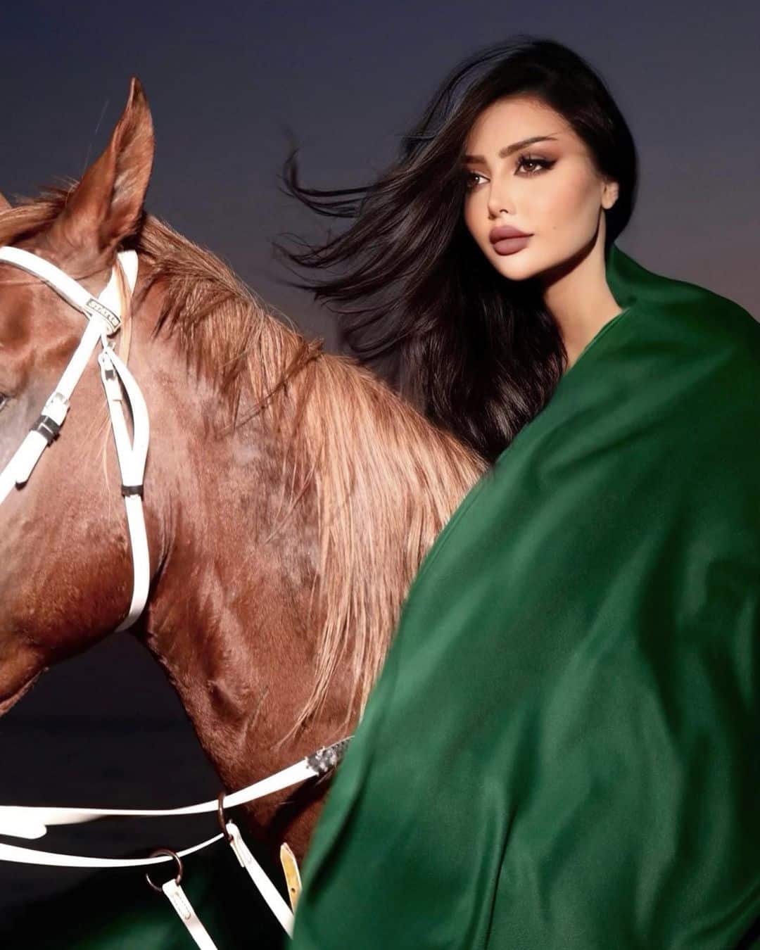 مروج الرحيلي تمتطي مهرة وتحتفل باليوم الوطني السعودي