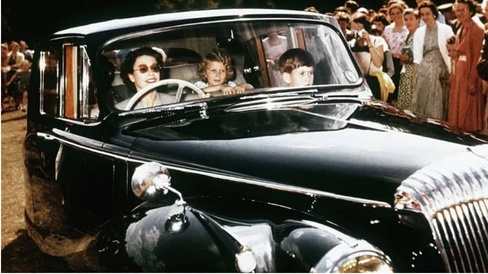 الملكة إليزابيث تقود سيارات 