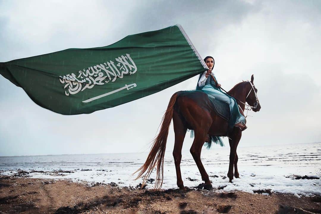 مروج الرحيلي تمتطي مهرة وتحتفل باليوم الوطني السعودي