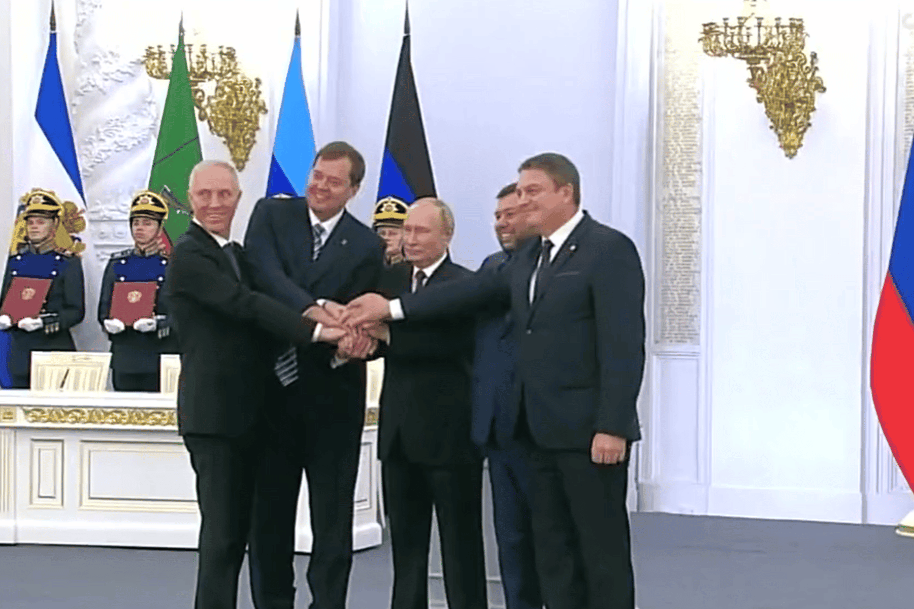 “بوتين” يحتفل بضم 4 أقاليم أوكرانية لروسيا و”زيلينيسكي” يوقع طلبا عاجلا للانضمام لـ الناتو(شاهد) ضم 4 اقاليم اوكرانية لروسيا watanserb.com