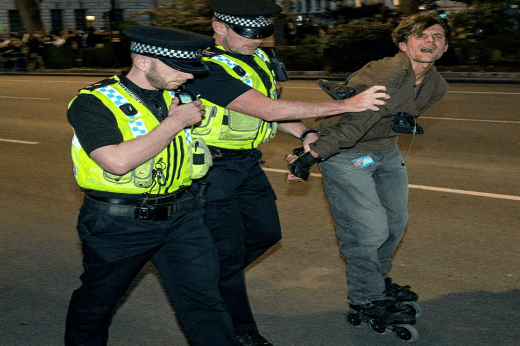 اقتحام أحد الأشخاص واعتراضه للموكب الملكي