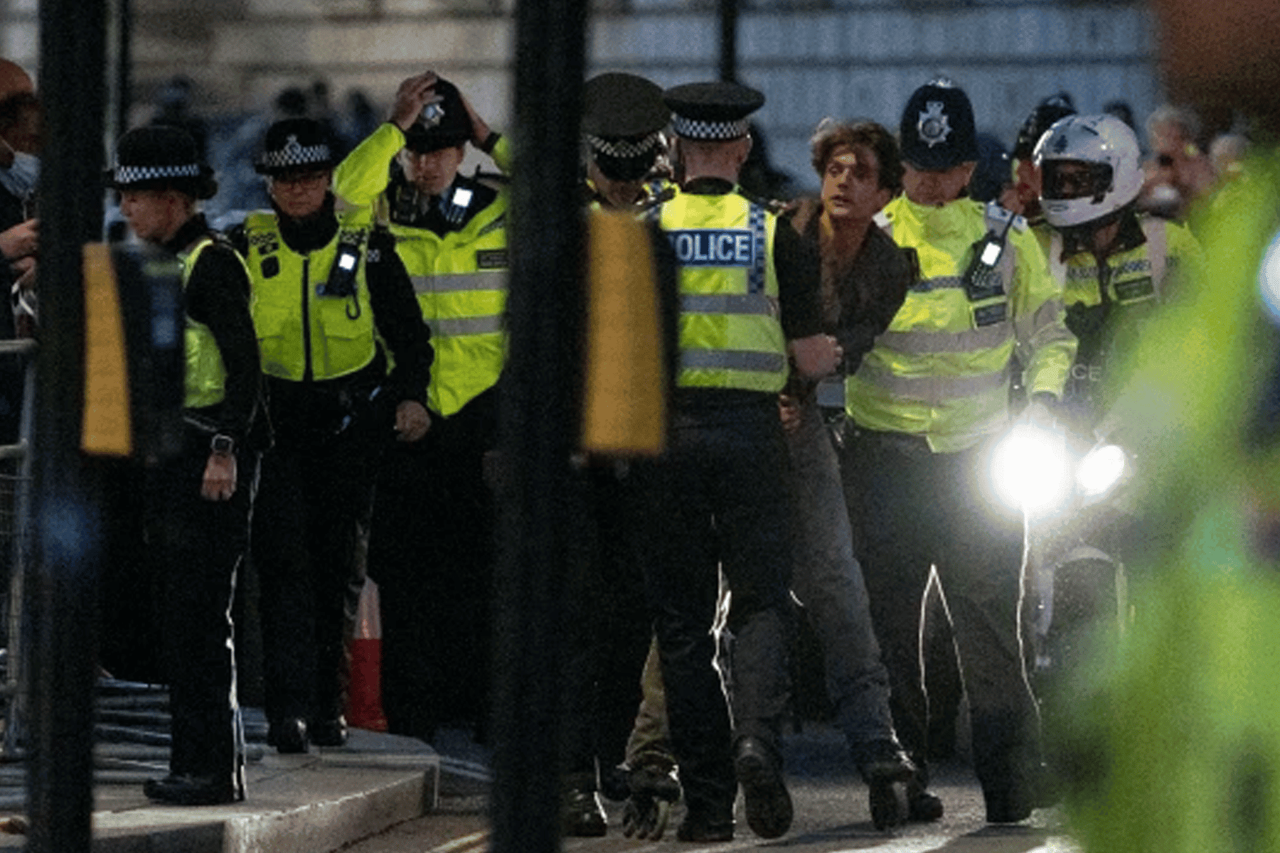 اقتحام أحد الأشخاص واعتراضه للموكب الملكي