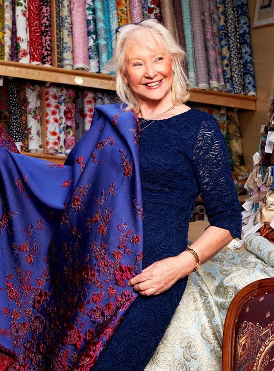 أنجيلا كيلي مصممة أزياء الملكة إليزابيث