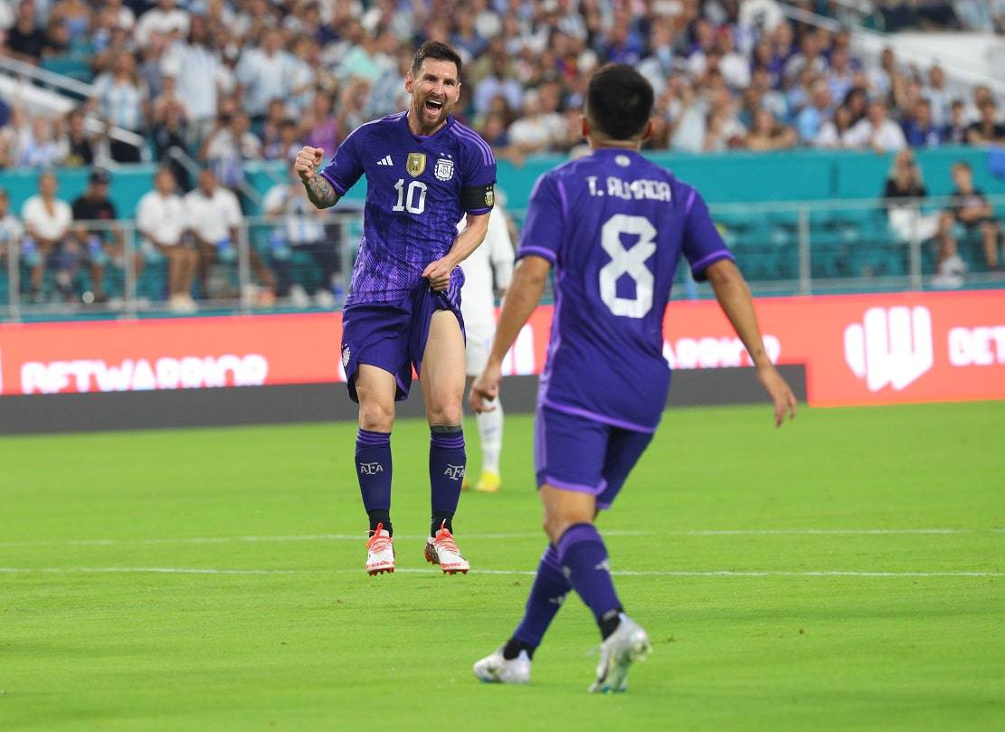 كالعادة .. البرغوث ميسي يقود الأرجنتين بفوز نظيف على جامايكا (فيديو) مباراة الأرجنتين وجامايكا watanserb.com