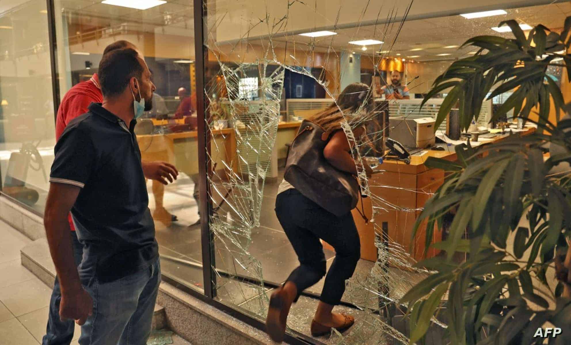 خلال ساعات قليلة.. 7 اقتحامات متتالية للمصارف اللبنانية اقتحام المصارف watanserb.com