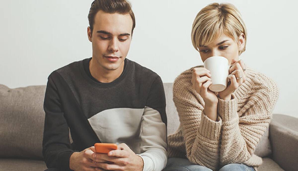 من العلامات التحذيرية الأخرى؛ التحقق من الهاتف والشبكات الاجتماعية لشريكنا.