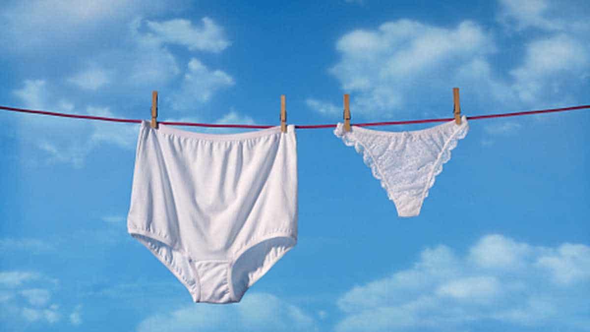 إذا لم يتم تغيير الملابس المتسخة أو المستخدمة بكثافة والتي تلامس الجلد لساعات، وتنظيفها بانتظام، فقد تؤدي إلى انسداد مسام الجلد