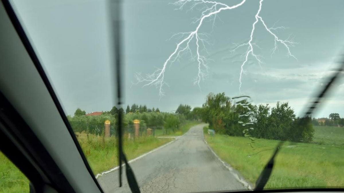القيادة في أثناء العافة الرعدية خطيرة ويُنصح بالتوقف