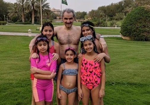 حفيدات الوليد بن طلال يهربن منه في مقطع جديد مثير للجدل! (فيديو) حفيدات الوليد بن طلال يهربن منه في مقطع جديد مثير للجدل! (فيديو) watanserb.com