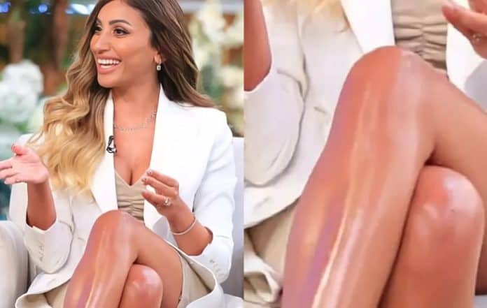 لمعان ساقي دينا الشربيني يلفت أنظار الفتيات.. ما هو السر؟ watanserb.com