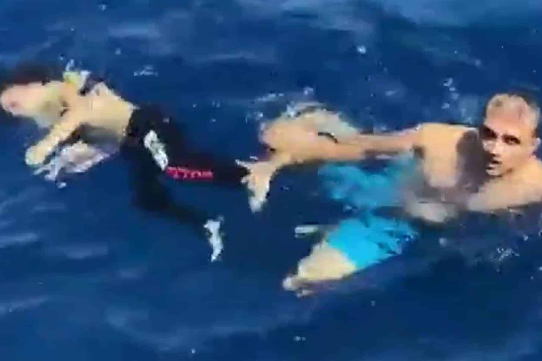 فيديو مُبكٍ لسوري يُلقي ابنه في البحر مكفّناً بثيابه وما حدث لأسرته صادم! سوري يلقي ابنه في البحر watanserb.com