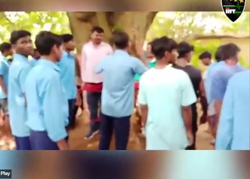 طلاب في الهند يعاقبون معلمهم بحبسه بشجرة بعد تراجع درجاتهم في الاختبارات طلاب هنود watanserb.com