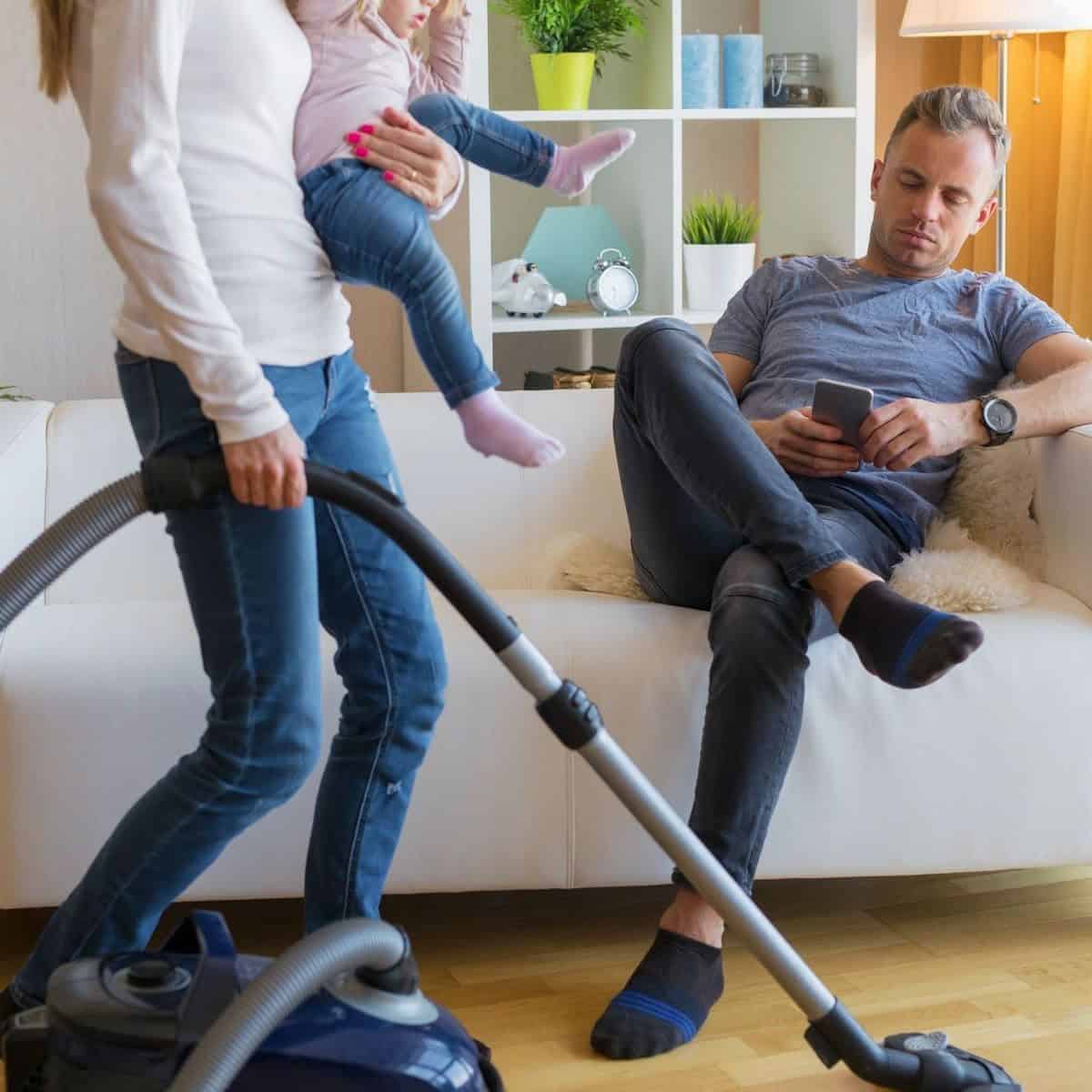 عدم مساعدة الزوج لزوجته في الأعمال المنزلية يقلل من رغبتها الجنسية