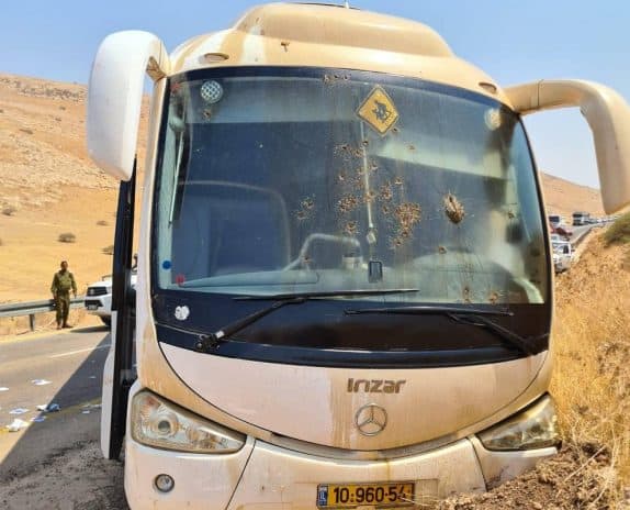 عملية إطلاق نار على حافلة للمستوطنين في الأغوار watanserb.com