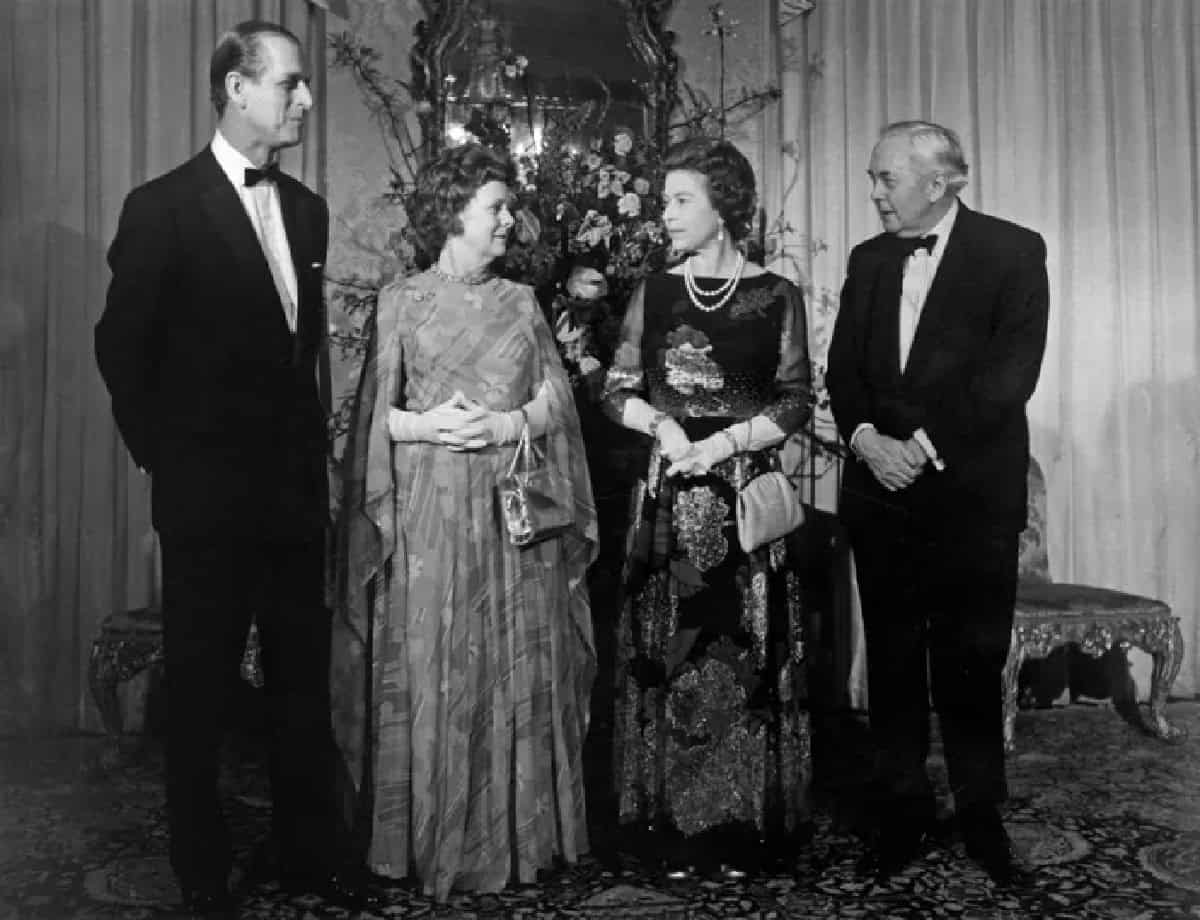 هارولد وينسون وزوجته مع الملكة والأمير فيليب