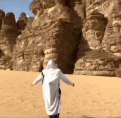 حاخام اليهود الأكبر هرتسوغ يؤدي الصلاة في صحراء العلا السعودية وسط اهتمام واسع حاخام اليهود watanserb.com