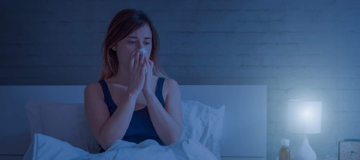  وضعية الاستلقاء تزيد من تدفق الدم إلى الممرات الأنفية، ما يخلق المزيد من المخاط وبالتالي يزيد من العطس