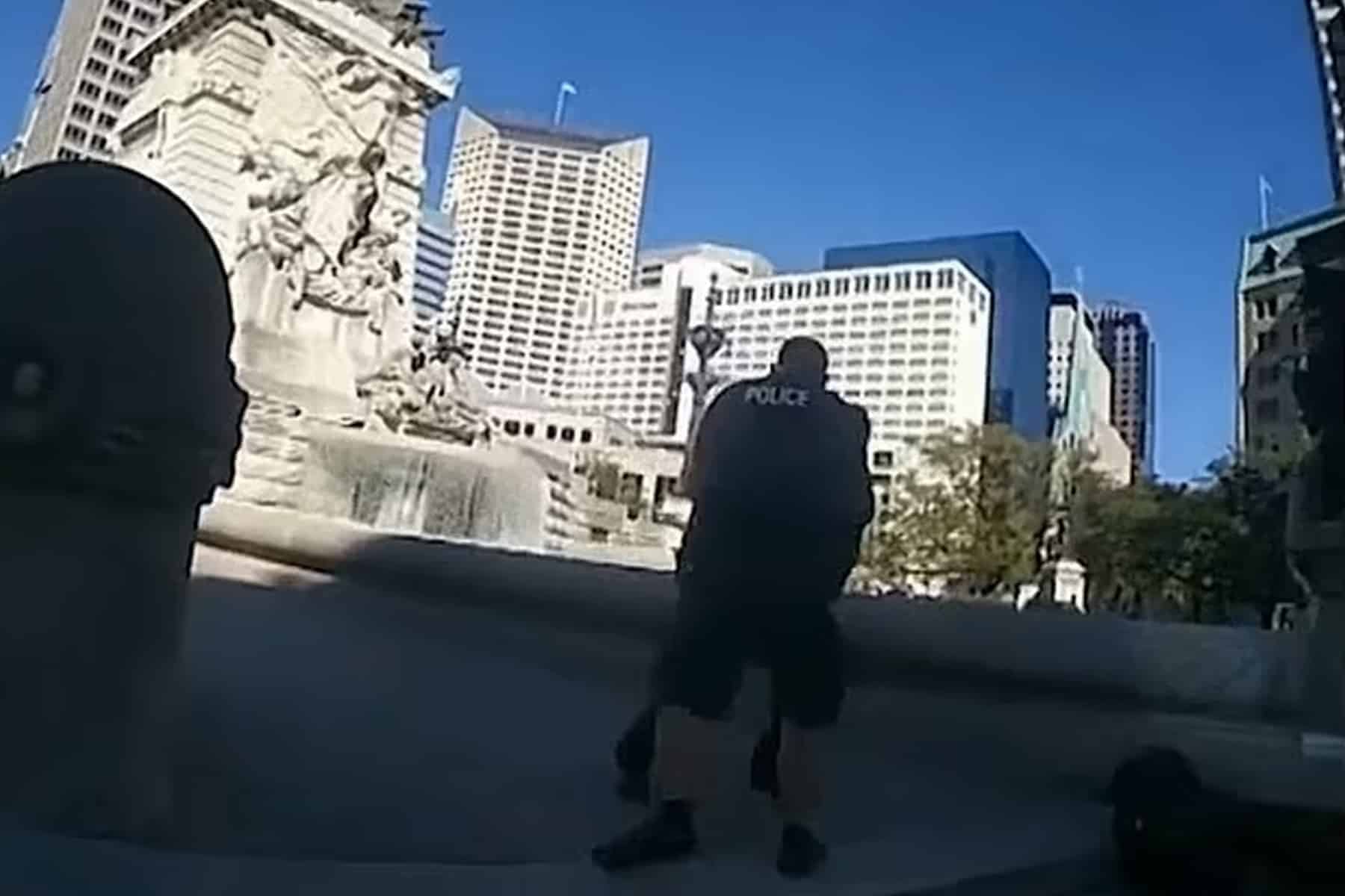 ضابط أمريكي و شاب أسود