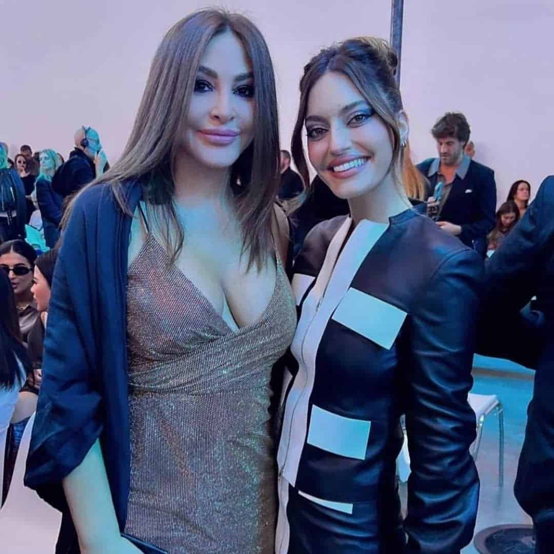 فستان إليسا الفاضح يلفت الأنظار لصدرها