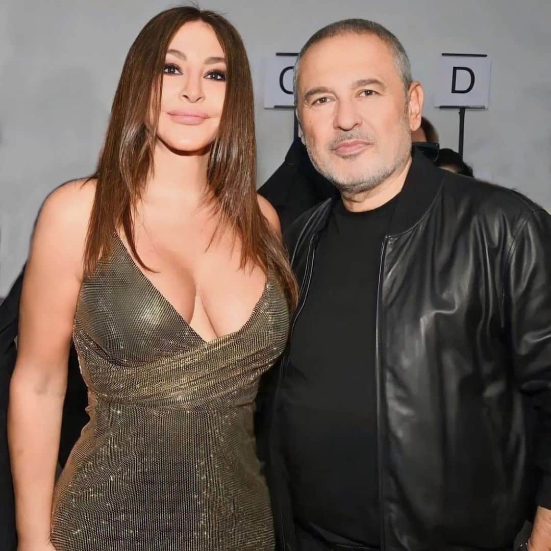 فستان إليسا الفاضح يلفت الأنظار لصدرها