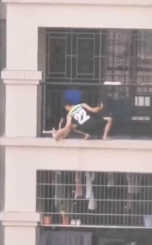 طفل يتدلى من شرفة شقة على الطابق السابع