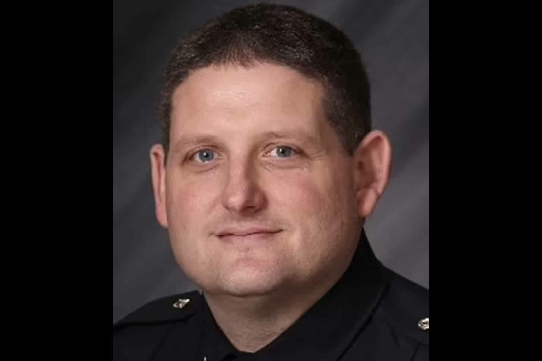 ضابط أمريكي و شاب أسود