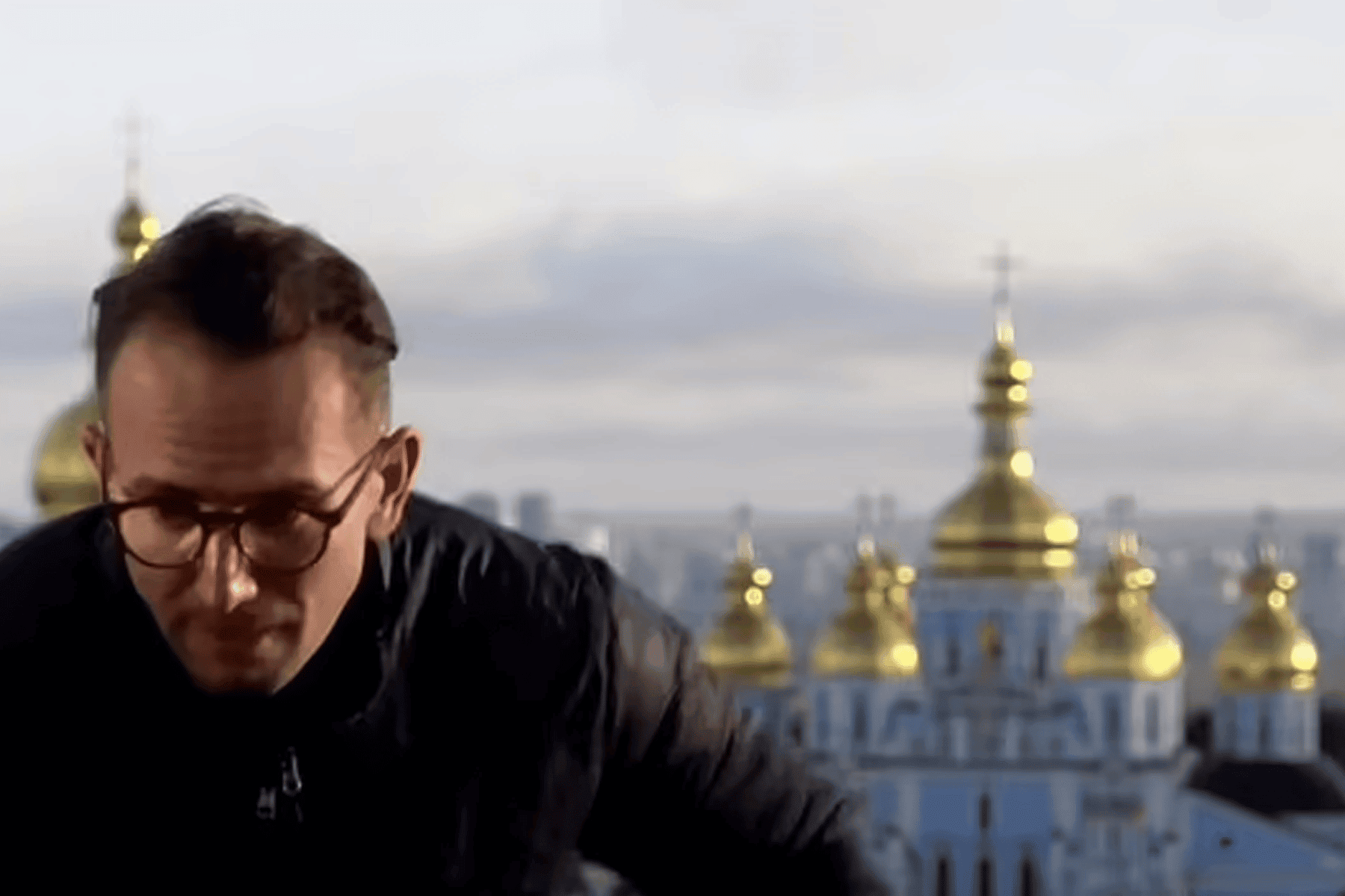 مراسل بي بي سي يختبئ أثناء بث مباشر في كييف مع سقوط صواريخ روسية فوق رأسه صدمة مراسل بي بي سي watanserb.com