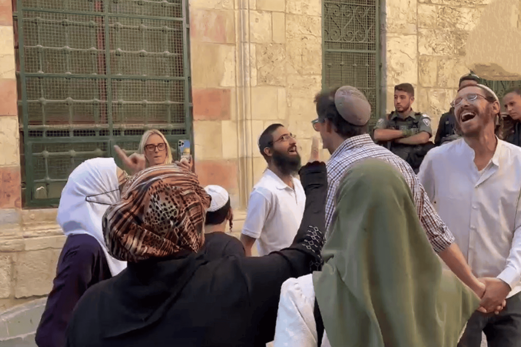 مستوطنون يدنسون المسجد الأقصى بالرقص والغناء.. واعتداءات على المرابطين (شاهد) مستوطنون يدنسون المسجد الاقصى watanserb.com