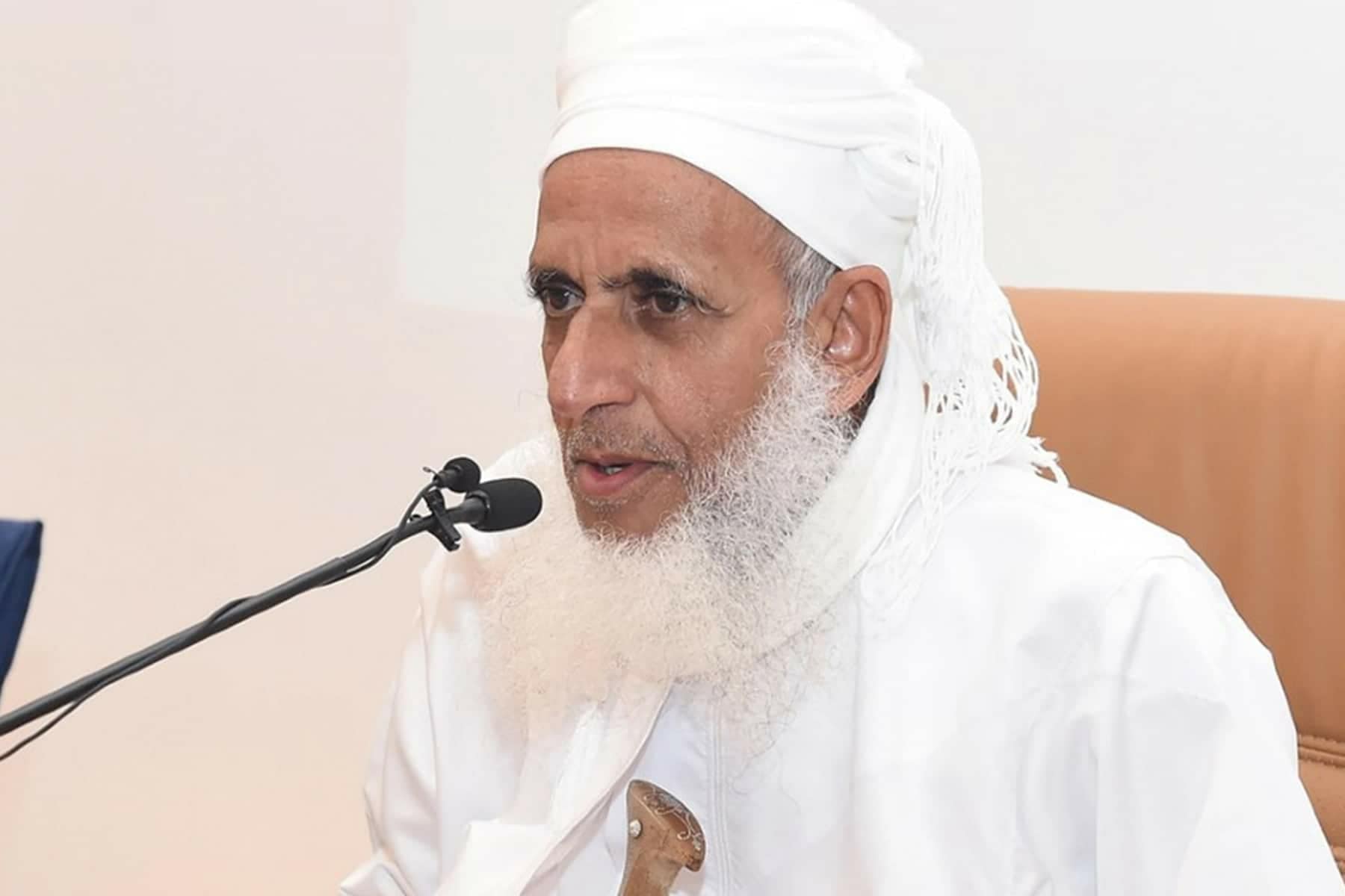 مفتي عمان يهاجم أصحاب “النظريات المستوردة” عن المساواة بين الجنسين أحمد بن حمد الخليلي watanserb.com